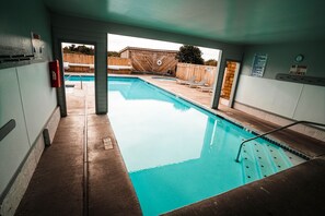Outdoor pool, open 10:00 AM to 10:00 PM, pool loungers - Surfcrest Resort (Ocean Shores)