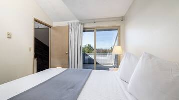 Traditional Townhome | 1 bedroom, premium bedding, down comforters, laptop workspace