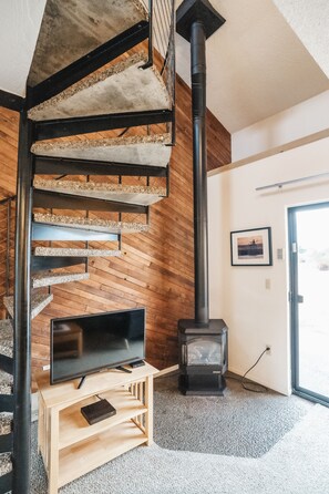 Traditional Townhome | Living area | 32-inch flat-screen TV with cable channels, TV, fireplace - Surfcrest Resort (Ocean Shores)