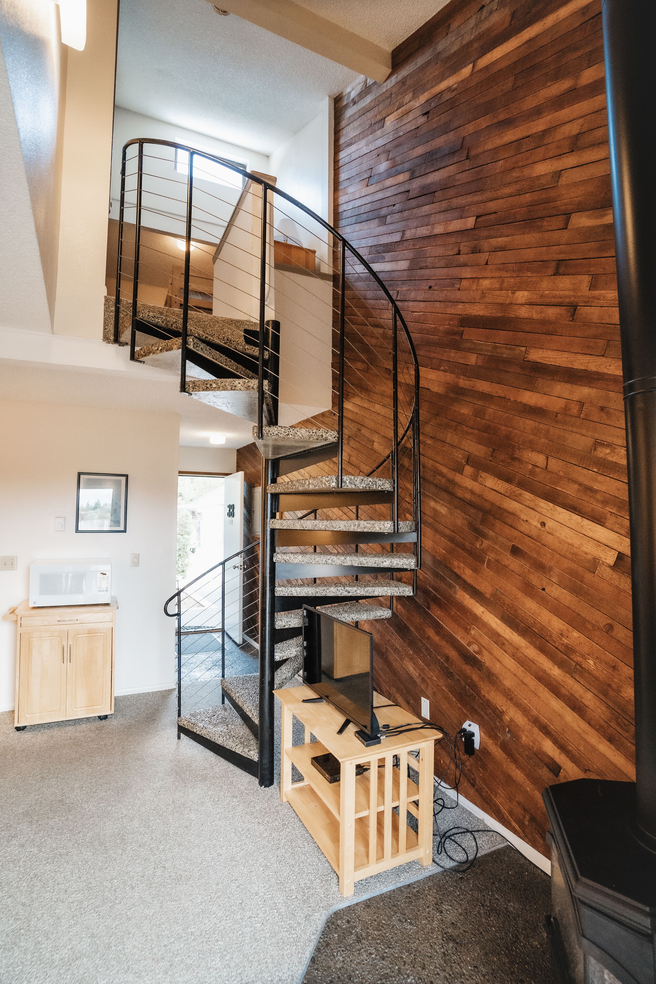 传统联排别墅 | 起居区 | 32-英寸纯平电视（配备有线频道）、电视、壁炉