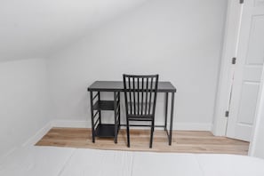 3 Schlafzimmer, Schreibtisch, Bügeleisen/Bügelbrett, Bettwäsche