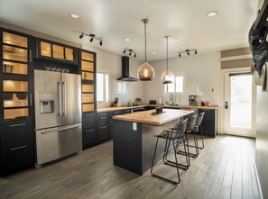 Apartament | Cuina privada | Frigorífic gran, microones, forn i placa de cuina