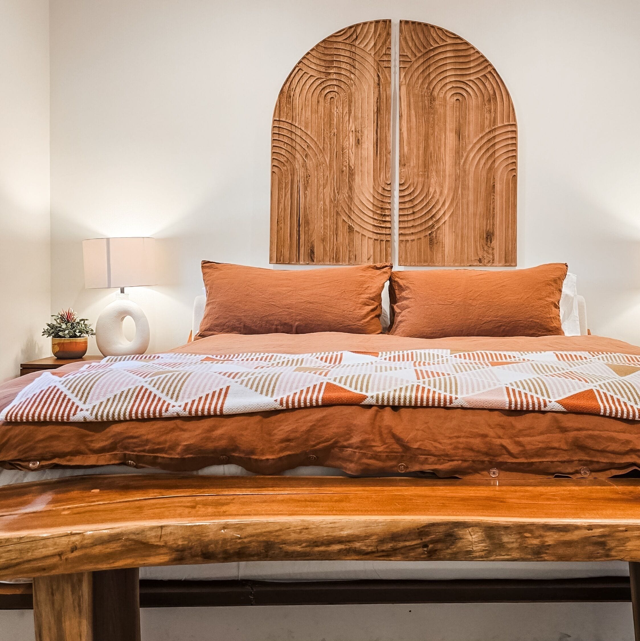 Light & Airy Mountain Town Apartment | 2 kamar tidur, selimut bulu angsa, dan meja kerja