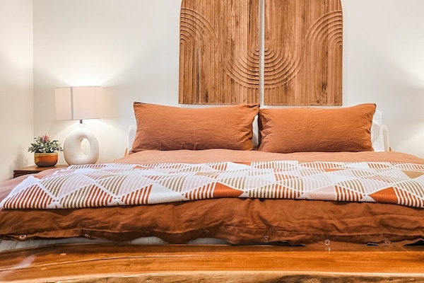 Appartement | 2 slaapkamers, donsdekens, een bureau, een laptopwerkplek