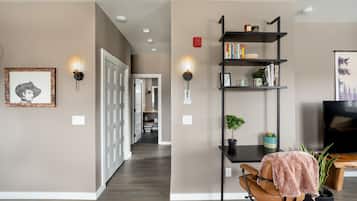 Black & Tan Mountain Town Apartment | Sala de estar | Smart TV, Netflix, Hulu y servicios de streaming