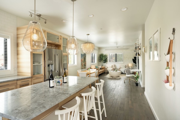 Light & Airy Mountain Town Apartment | Cocina privada | Refrigerador con congelador, microondas, horno y parrilla de estufa