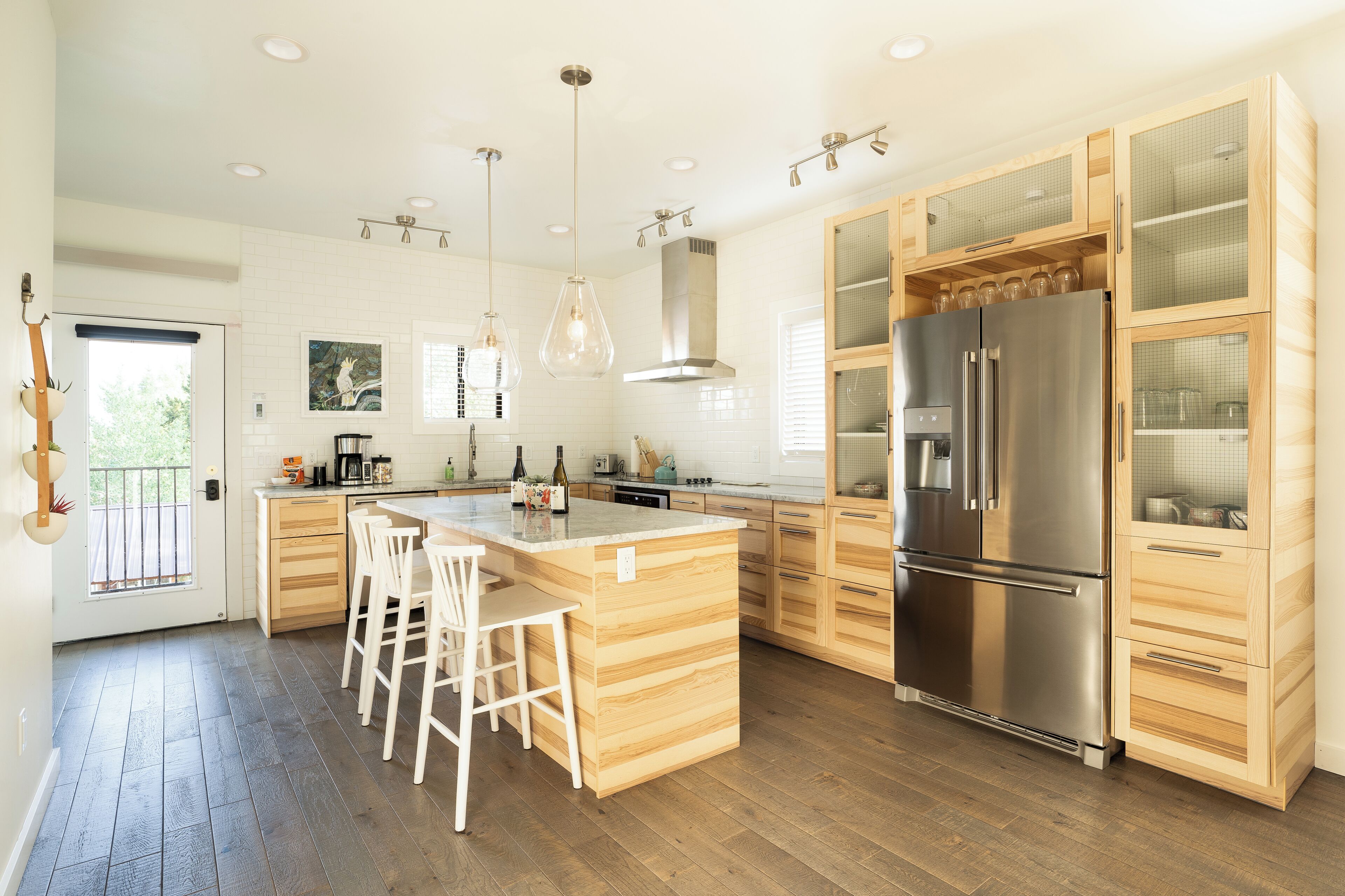 Light & Airy Mountain Town Apartment | Dapur pribadi | Lemari es besar, microwave, oven, dan kompor