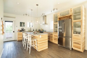 Light & Airy Mountain Town Apartment | Cuisine privée | Réfrigérateur grande capacité avec congélateur, four à micro-ondes