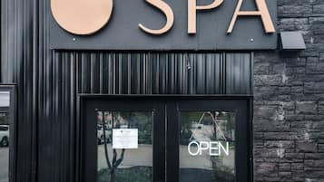 Een sauna, een spabad, aromatherapie, hotstone-massages