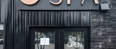 Sauna, hot tub, aromatherapy, hot stone massages, deep-tissue massages
