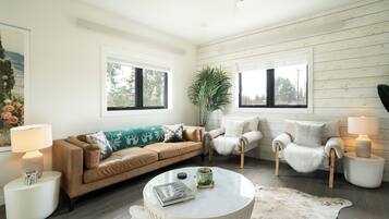 Light & Airy Mountain Town Apartment | Wohnbereich | Smart-TV, Netflix, Hulu, Streaming-Dienste