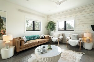 Light & Airy Mountain Town Apartment | 起居区 | 智能电视、Netflix、Hulu、流媒体服务