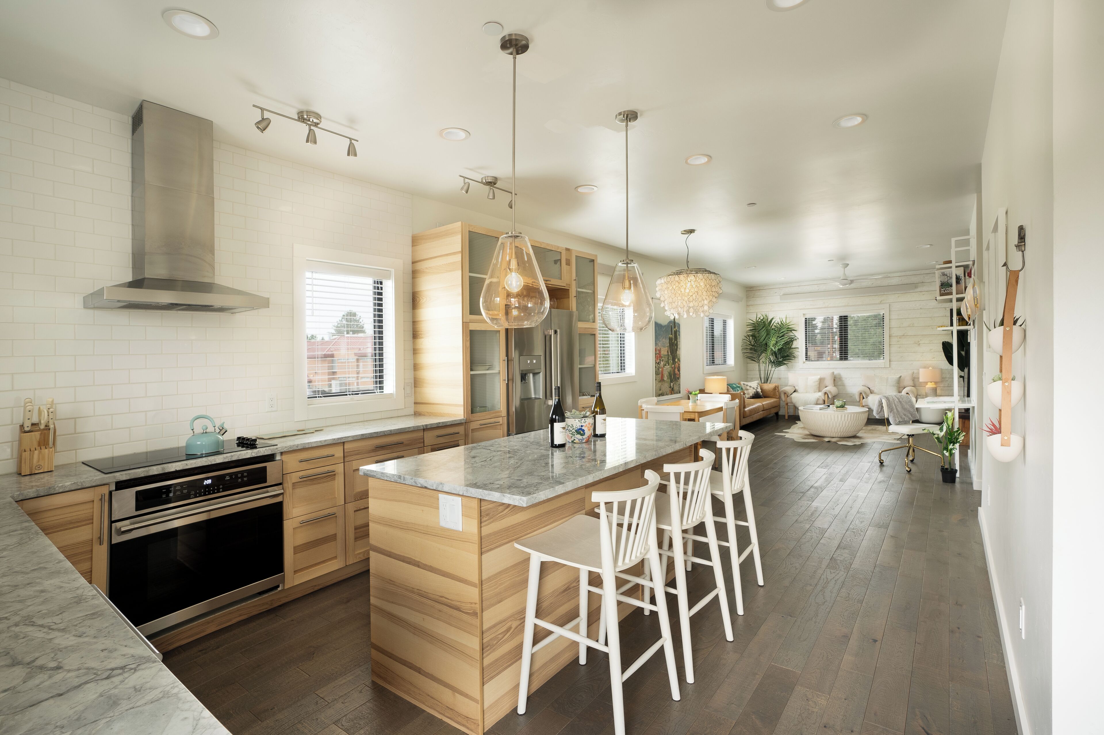 Light & Airy Mountain Town Apartment | Bếp riêng | Tủ lạnh, lò vi sóng, lò nướng, bếp nấu 