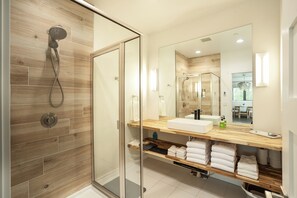 Light & Airy Mountain Town Apartment | Bathroom | Shower, hair dryer, towels, soap - Wallace BNB (Pinedale)