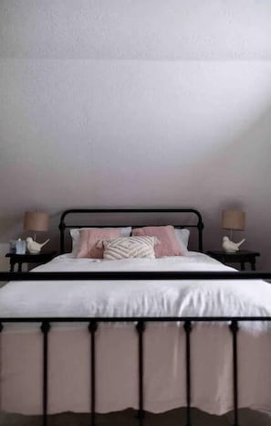6 bedrooms, desk, iron/ironing board, free WiFi