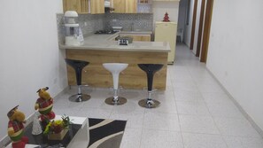 Kühlschrank, Ofen, Kochgeschirr/Geschirr/Besteck