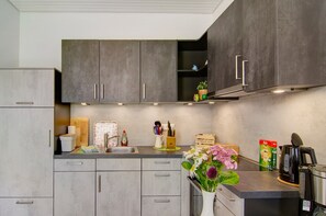 Køleskab, mikrobølgeovn, ovn, kogeplade