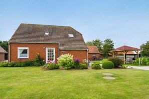 Exterior - Holiday Home 'Huus Karoline' with Garden & Wi-Fi (Hagermarsch Junkersrott)