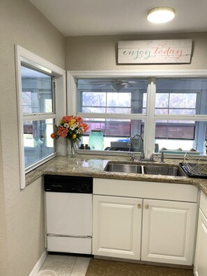 Interior - 2-bedroom vacation home just 15 minutes from Fishermen's Village (Punta Gorda)