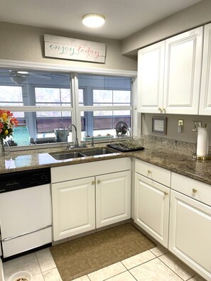 Fridge, microwave, oven, stovetop - 2-bedroom vacation home just 15 minutes from Fishermen's Village (Punta Gorda)