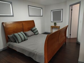 4 Schlafzimmer, Schreibtisch, Bügeleisen/Bügelbrett, Reisekinderbett