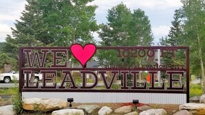 A sign with the text "I ♥ LEADVILLE" and the number "10200". - the Sunset House - modern comfort with spectacular views (Leadville)