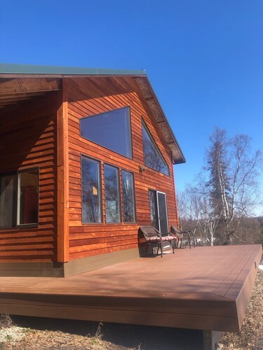 Getaway Home bordering beautiful Capt. Cook Park recreation area!