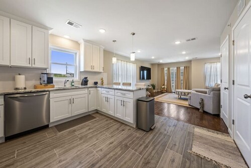 Spacious 3BR Top-Floor Retreat that Sleeps 8 | Near NYC + EWR