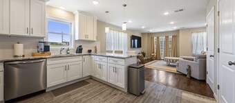 Spacious 3BR Top-Floor Retreat that Sleeps 8 | Near NYC + EWR