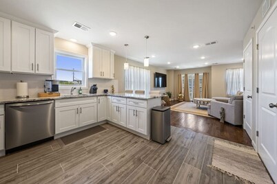 Spacious 3BR Top-Floor Retreat that Sleeps 8 | Near NYC + EWR