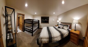 6 Schlafzimmer, Schreibtisch, Bügeleisen/Bügelbrett, Reisekinderbett