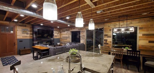 Luxurious farmhouse industrial design. Private HotTub, relax with gorgeous views