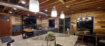 Luxurious farmhouse industrial design. Private HotTub, relax with gorgeous views