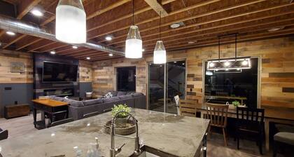 Luxurious farmhouse industrial design. Private HotTub, relax with gorgeous views
