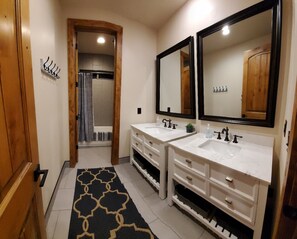 Baignoire, articles de toilette gratuits, sèche-cheveux