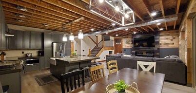 Luxurious farmhouse industrial design. Private HotTub, relax with gorgeous views
