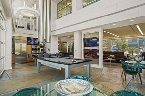 Games room - Luxury 1 bedroom w/ pool mins from - Sacramento Kings (West Sacramento)