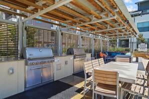Outdoor dining - Luxury 1 bedroom w/ pool mins from - Sacramento Kings (West Sacramento)