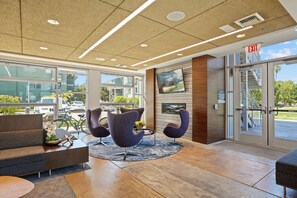 Lobby - Luxury 1 bedroom w/ pool mins from - Sacramento Kings (West Sacramento)