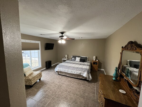 4 makuuhuonetta, työpöytä, silitysrauta/-lauta, ilmainen Wi-Fi