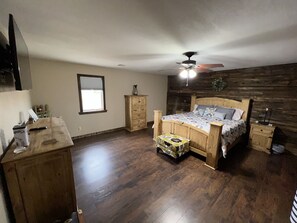 4 bedrooms, desk, iron/ironing board, free WiFi