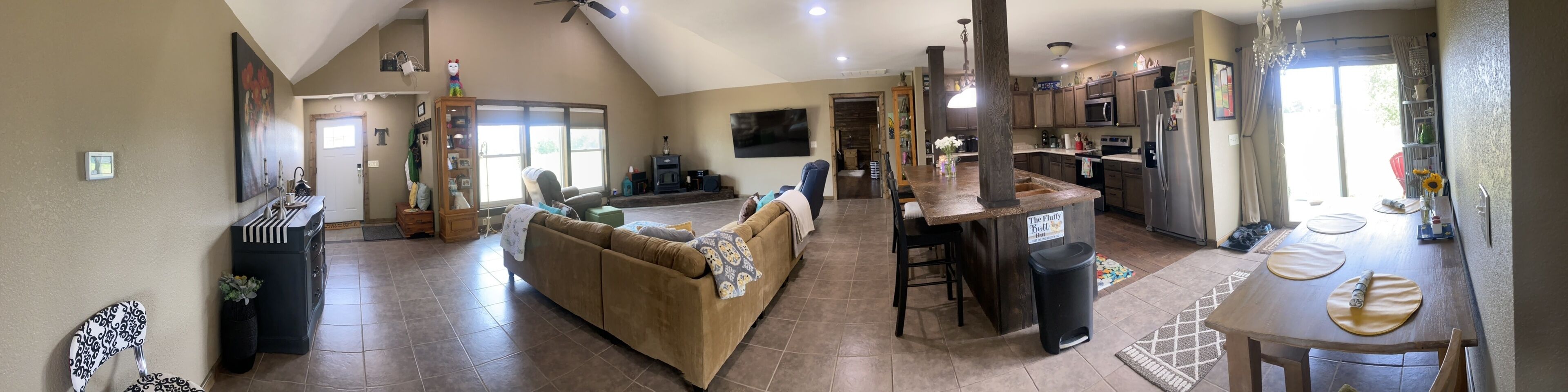 Smart TV, chimenea, futbolito, mesa de ping pong