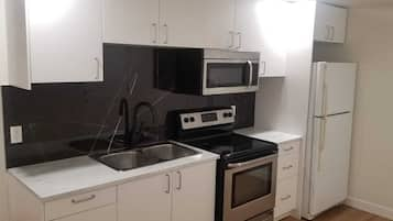 Private kitchen | Fridge, microwave, oven, stovetop