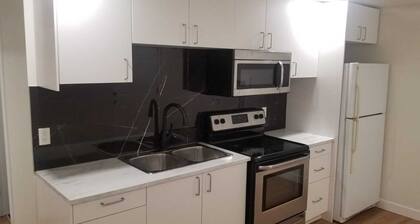 New Modern 2 Bed Suite - Steps From West Edm Mall