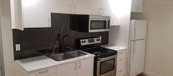 New Modern 2 Bed Suite - Steps From West Edm Mall