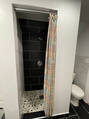 Dusche, Haartrockner, Handtücher, Seife