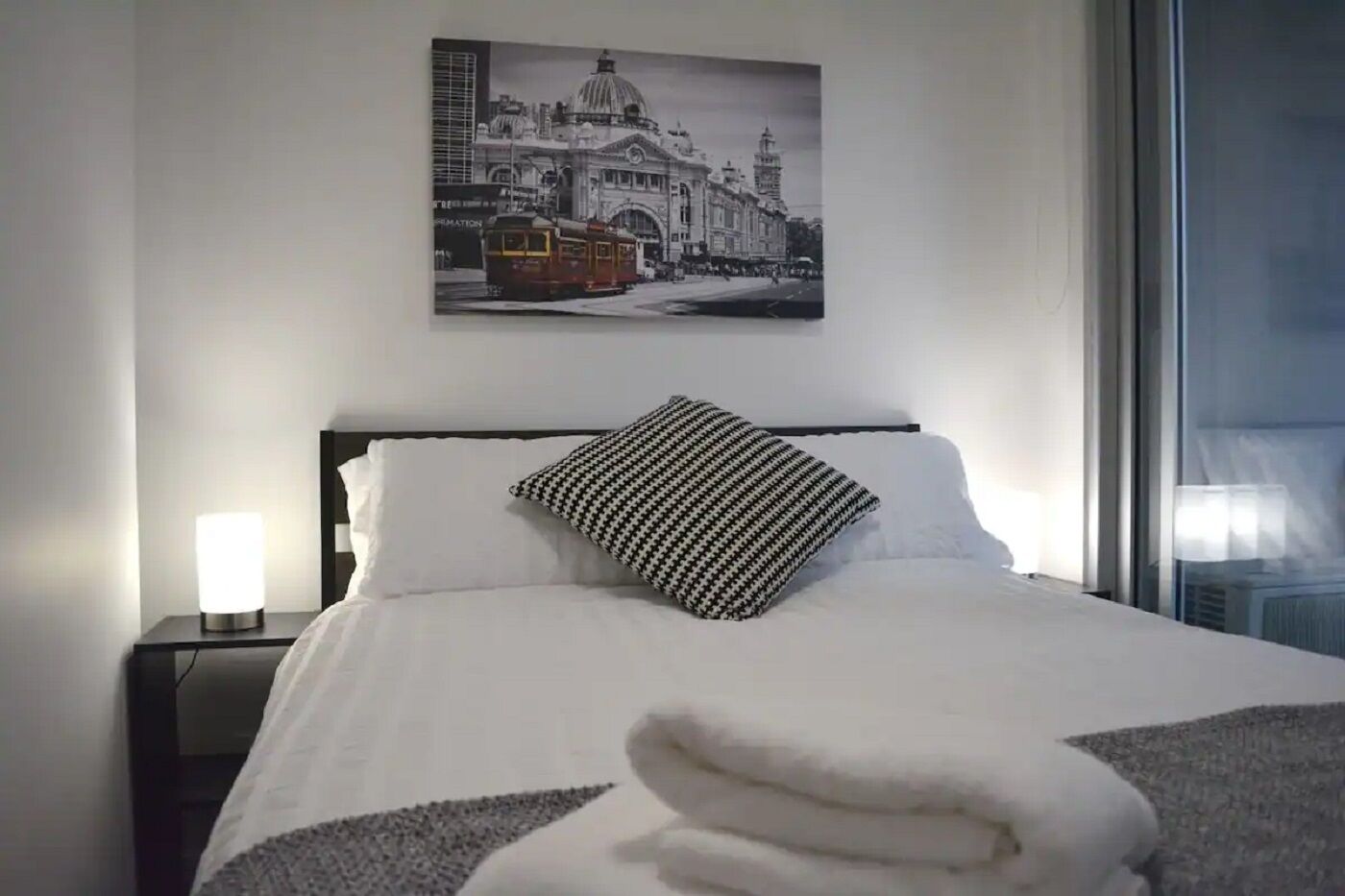 Cosy Hawthorn apartment near train