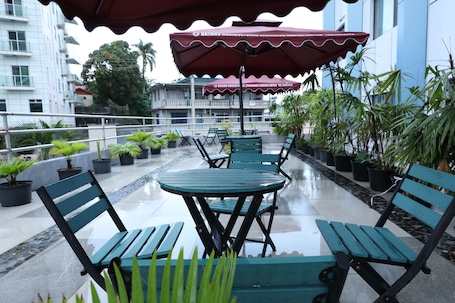 Terraza o patio. James Cook Hotel