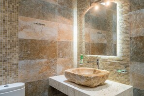 Villa Deluxe | Baño | Ducha, secador de pelo y toallas