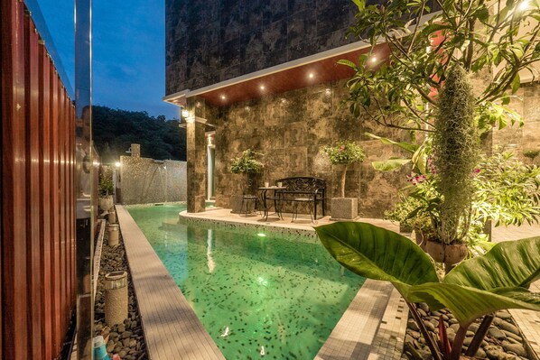 Una piscina al aire libre